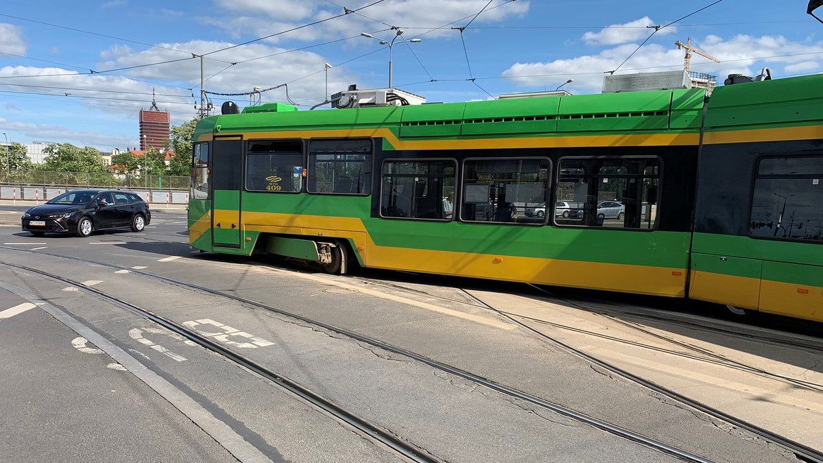 wykolejony tramwaj bowska/roosvelta - TT:@Claudio_Cointra