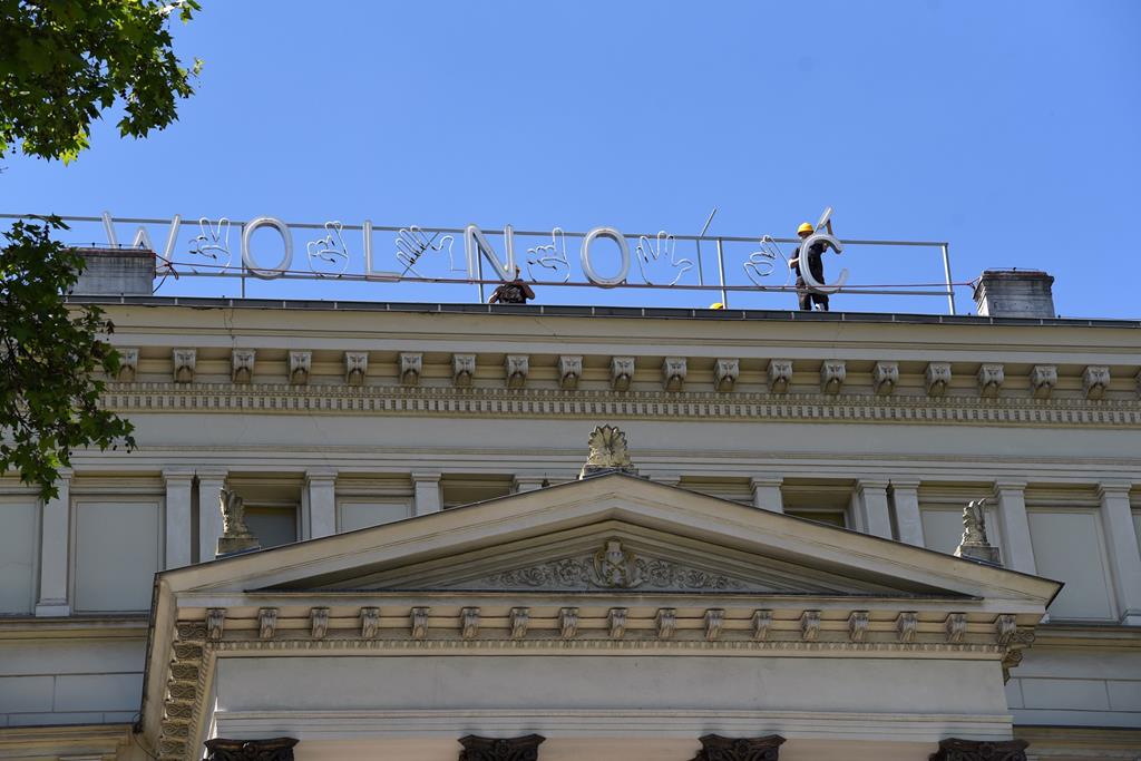 neon wolność na placu wolności - UMP