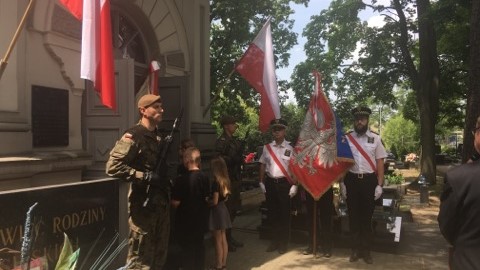 stefan walter  złożenie urny z ziemią pobraną z warszawskich Powązek - Danuta Synkiewicz