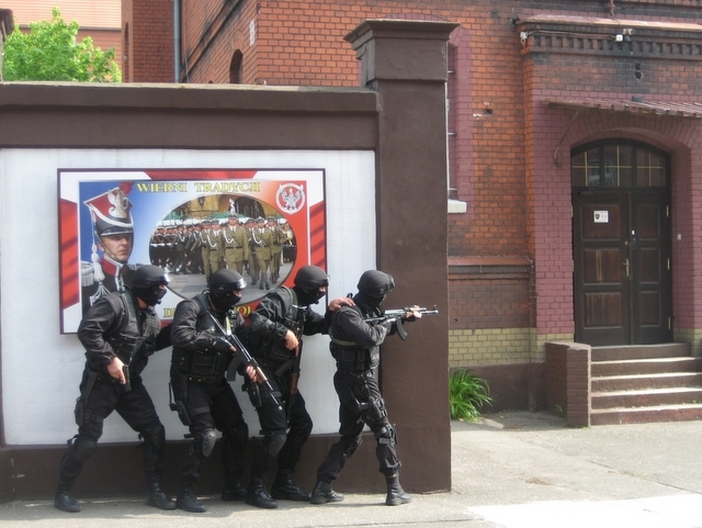 Antyterroryści ćwiczą w koszarach w Gnieźnie - Rafał Muniak