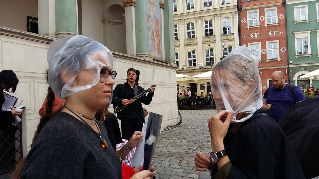 pa pa plastik foliówki pogrzeb  - Magdalena Konieczna