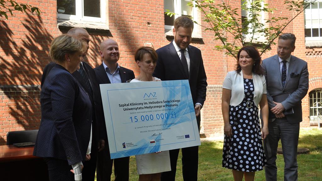 jadwiga Emilewicz przekazanie czeku na szpital SOR  - Hubert Jach