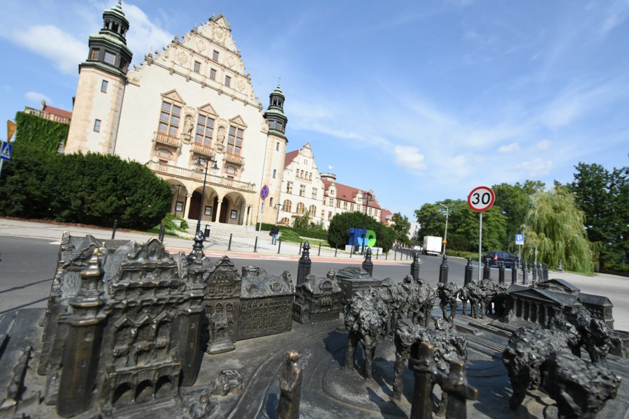 uam uniwersytet im adama mickiewicza rektorat - Wojtek Wardejn