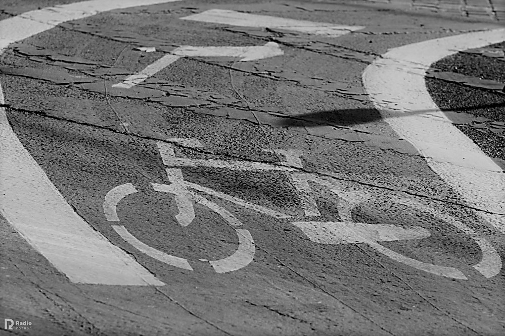 droga rowerowa czarno biała - Wojtek Wardejn