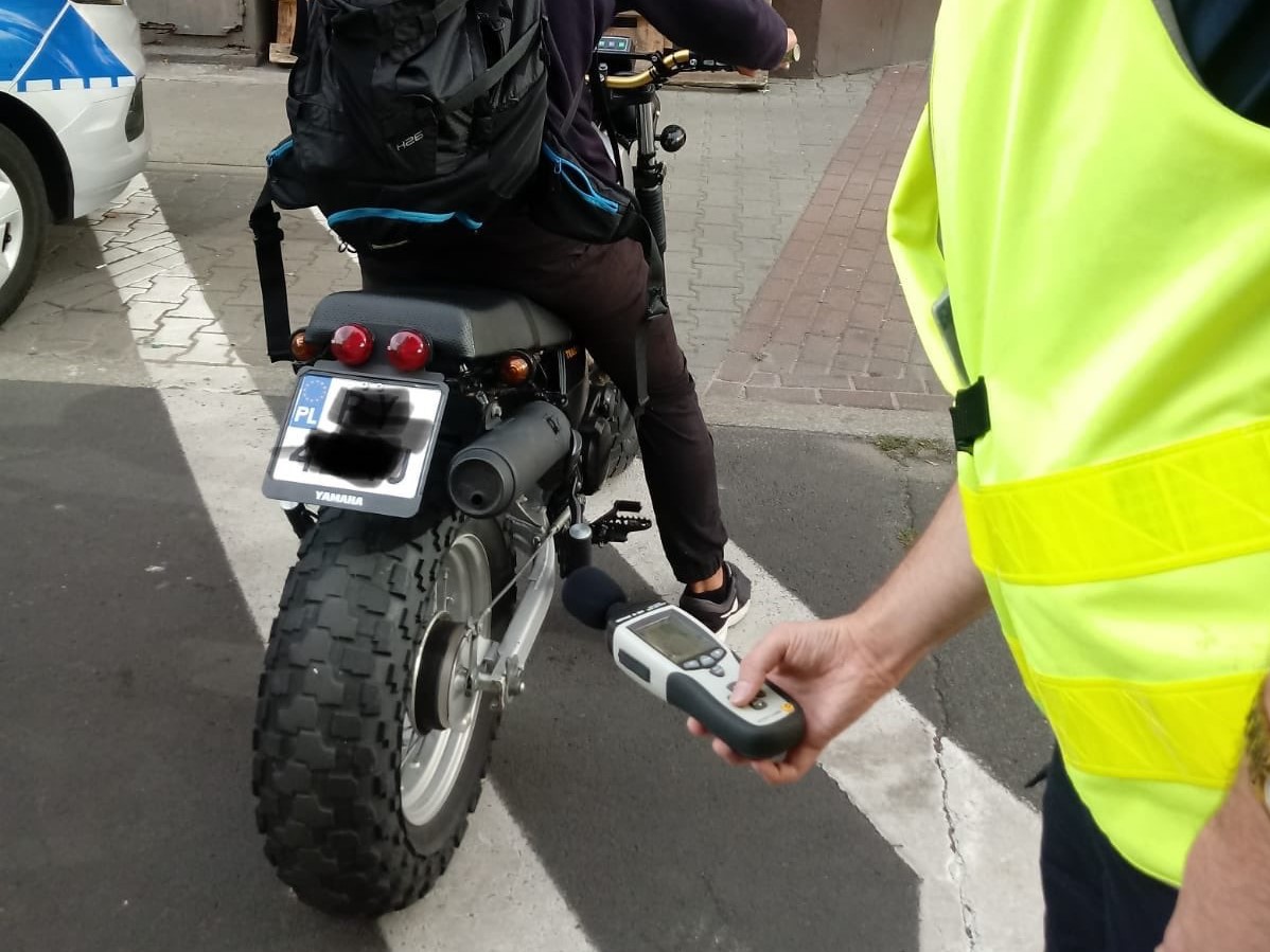 policja sprawdza hałas decybele - TT: Andrzej Borowiak