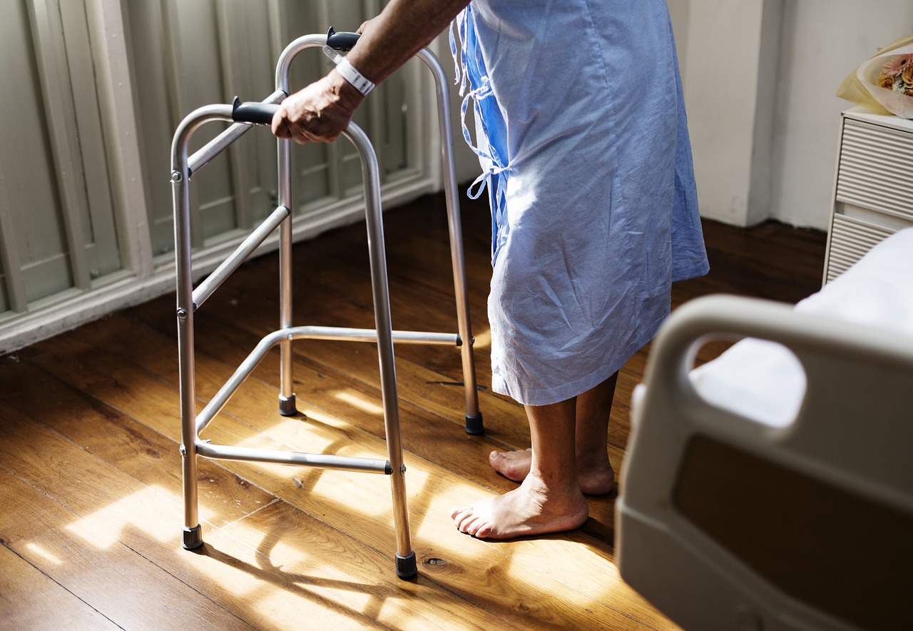 seniorzy opieka zdrowotna leczenie rehabiliutacja - pixabay
