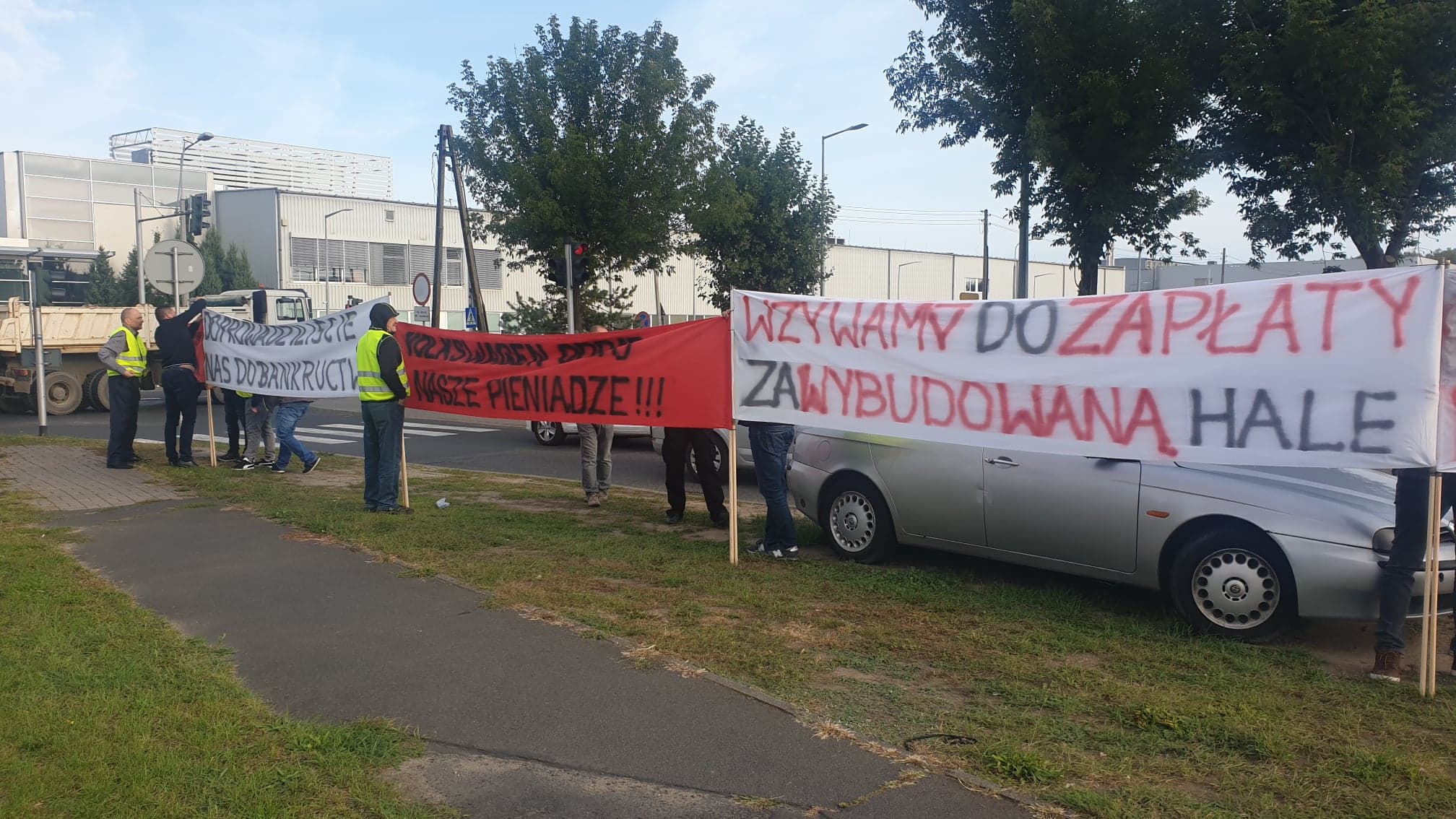 pikieta pod volkswagenem wykonawcy chcą pieniędzy za halę - Michał Jędrkowiak