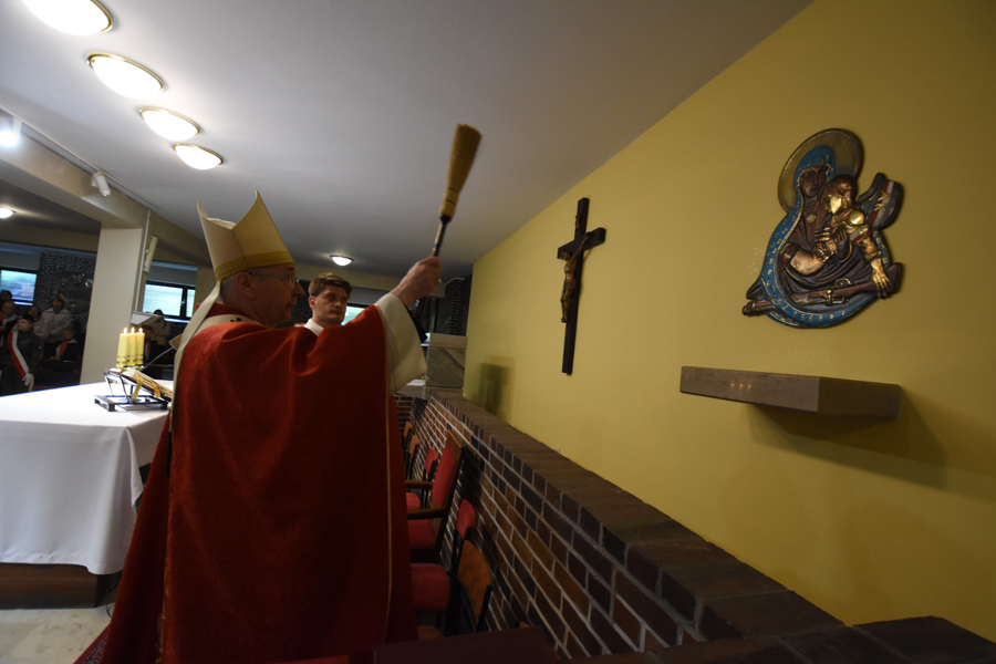 arcybiskup Stanisław Gądecki poświęcił płaskorzeźbę Matki Boskiej AK - Wojtek Wardejn