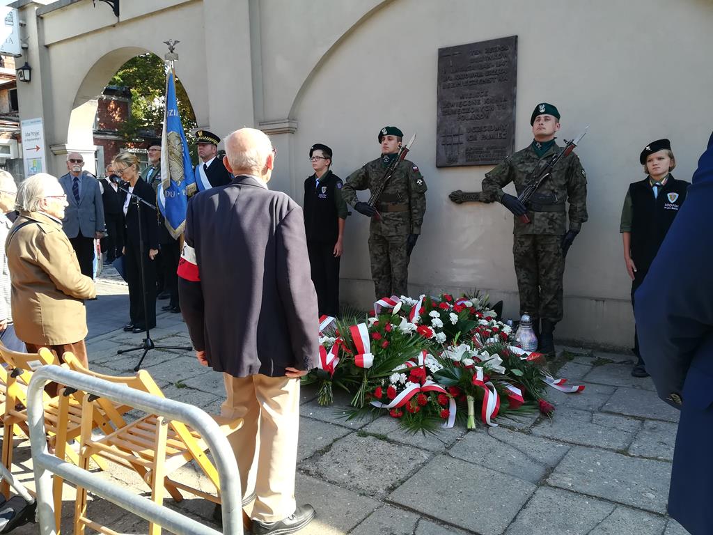 Warta honorowa pod byłą katownią UB w Poznaniu - Krzysztof Polasik