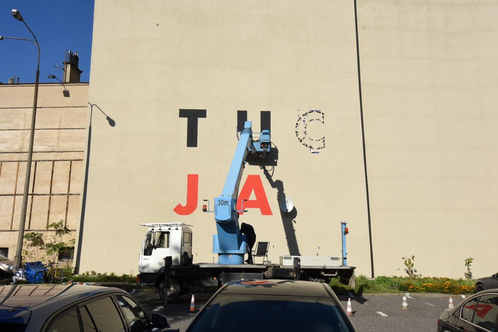 malują napis konstytucja  - Wojtek Wardejn