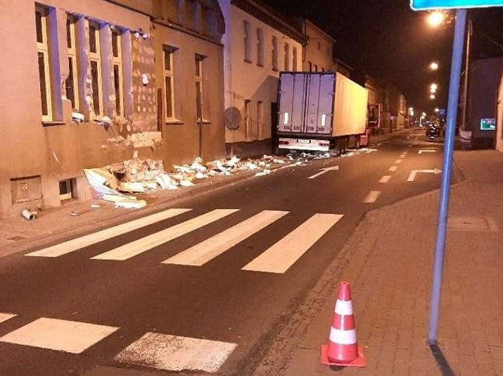 ciężarówka wjechała w dom rakoniewice - OSP Rakoniewice