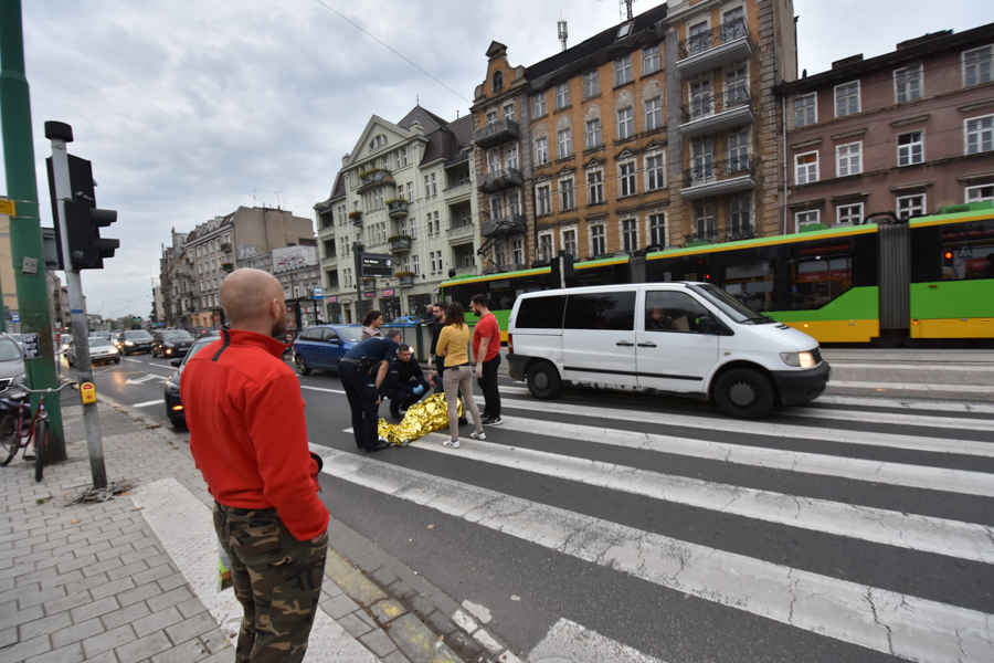 leży na przejściu ulica policja - Wojtek Wardejn