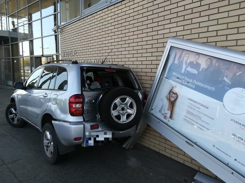 Wykładowca UAM rozbił samochód o ścianę uczelni - Krzysztof Polasik