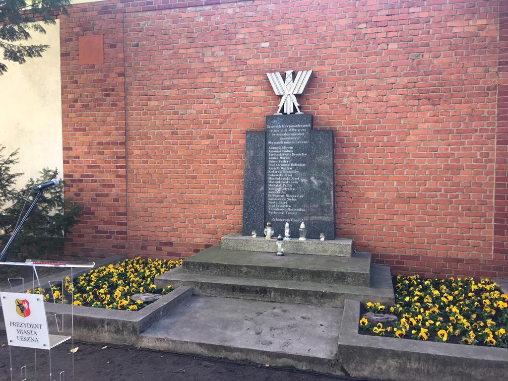 rozstrzelani leszczynianie przy murze więziennym  - Jacek Marciniak