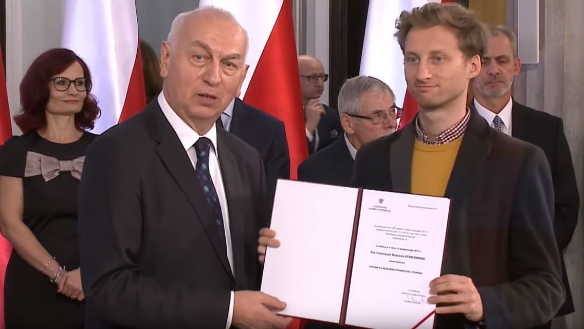 Franek Sterczewski odebranie zaświadczenia o wyborze na posła  - YouTube/PKW