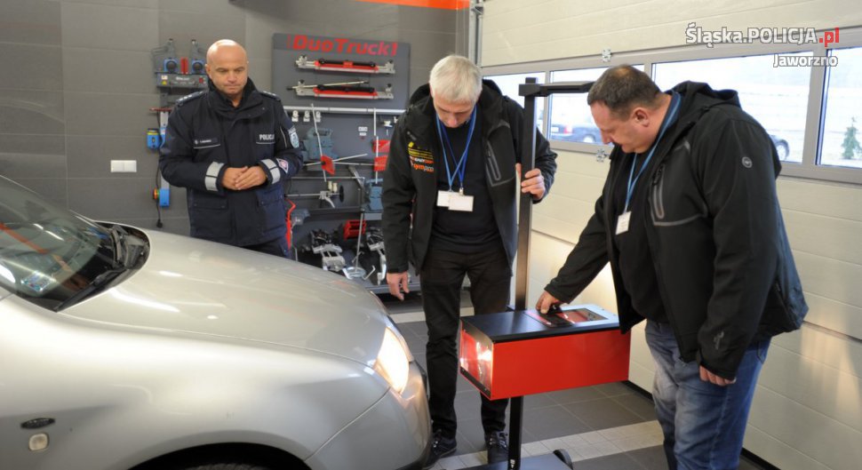 sprawdzanie świateł - Policja