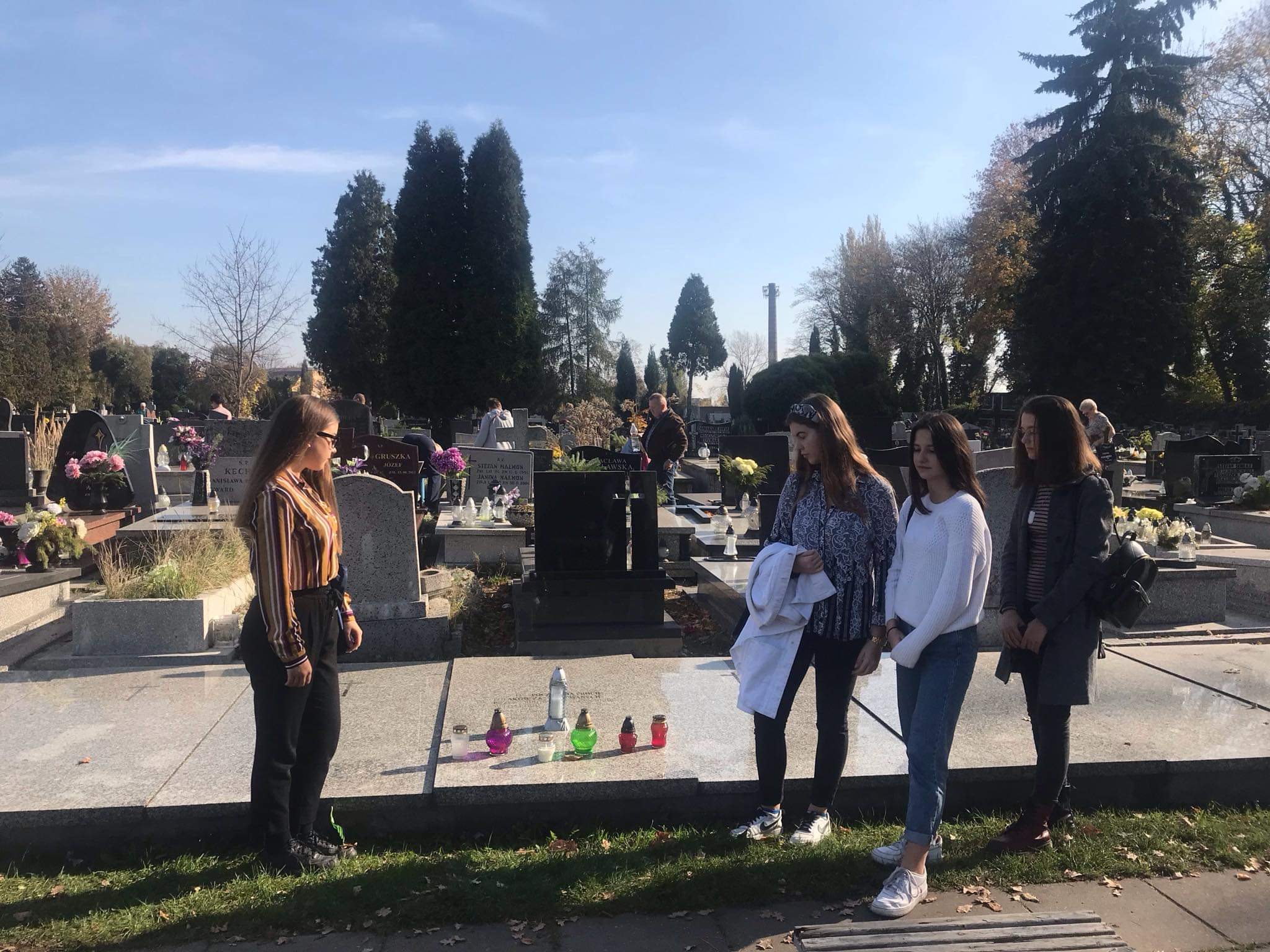 Uczennice klas I II LO im. Emilii Plater w Sosnowcu zapaliły znicze przy Areszcie Śledczym w Katowicach, na grobie ofiar hitlerowskich z 1939 roku na cmentarzu przy Alei Mireckiego w Sosnowcu.