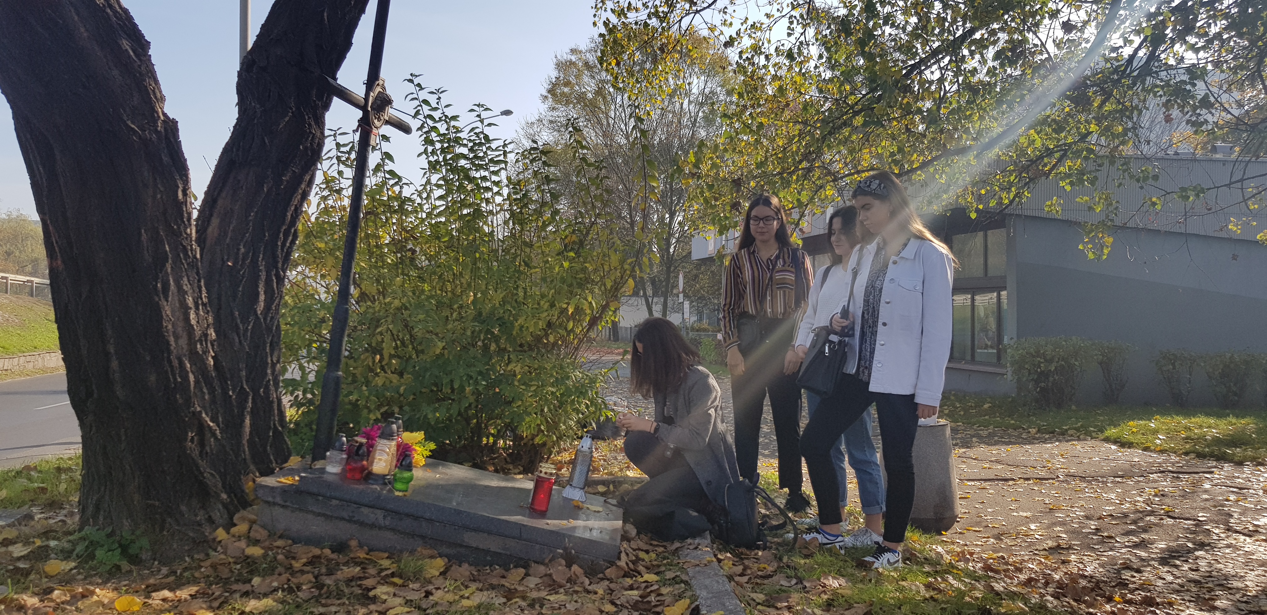 Uczennice klas I II LO im. Emilii Plater w Sosnowcu zapaliły znicze przy Areszcie Śledczym w Katowicach, na grobie ofiar hitlerowskich z 1939 roku na cmentarzu przy Alei Mireckiego w Sosnowcu.