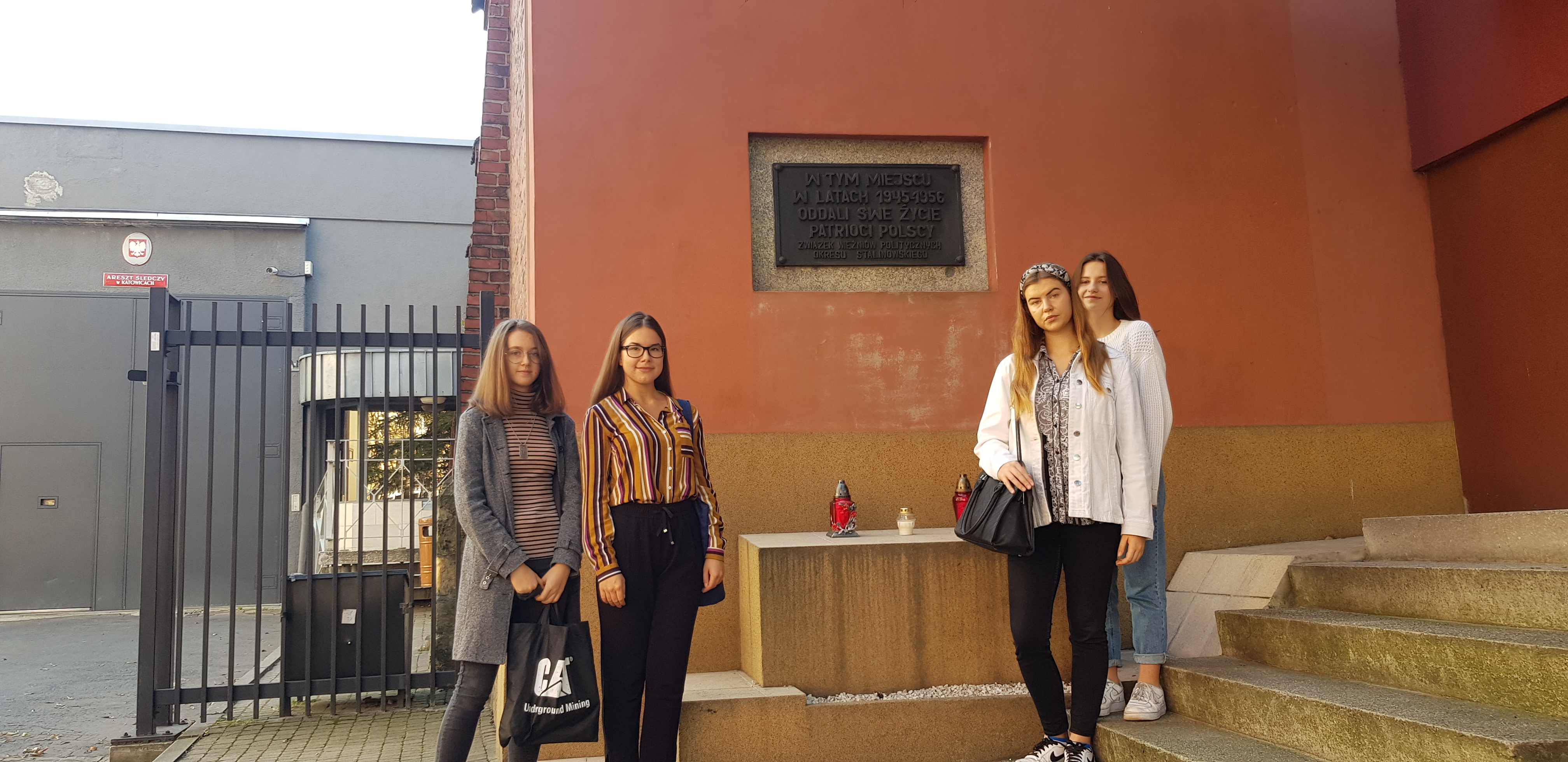 Uczennice klas I II LO im. Emilii Plater w Sosnowcu zapaliły znicze przy Areszcie Śledczym w Katowicach, na grobie ofiar hitlerowskich z 1939 roku na cmentarzu przy Alei Mireckiego w Sosnowcu.