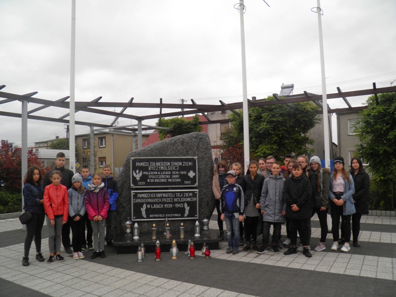 Uczniowie SP im. Powstańców Wielkopolskich w Ryczywole zapali znicze na ryczywolskim rynku przy obelisku oraz na cmentarzu przy pomniku