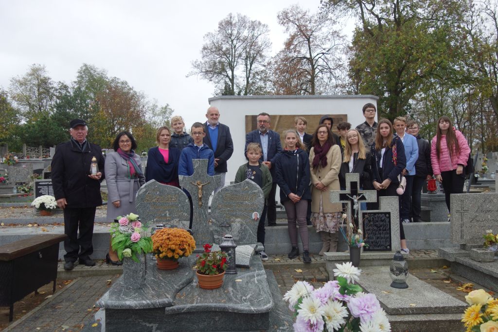 Trzemeszno, mogiła ofiar II wojny światowej, uczniowie i nauczyciele Szkół Podstawowych nr 1 i 2 oraz mieszkańcy miasta
