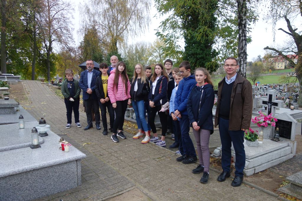 Zapalanie zniczy na grobie Andrzeja Marchlewicza, dowócy obrony Trzemeszna we wrześniu 1939, SP nr 1 i 2 w Trzemesznie