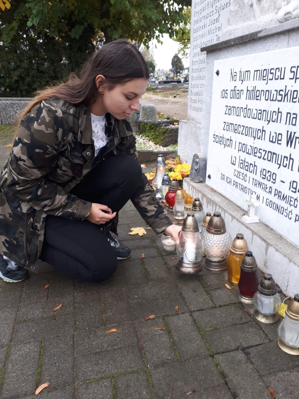 Znicze pamięci zapalili uczniowie z III LO im. Jana III Sobieskiego w Gnieźnie