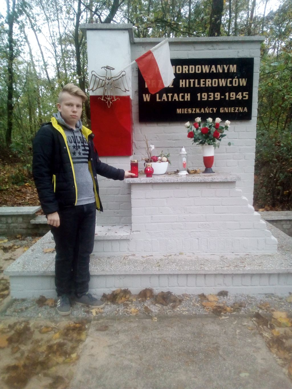 Znicze pamięci zapalili uczniowie z III LO im. Jana III Sobieskiego w Gnieźnie