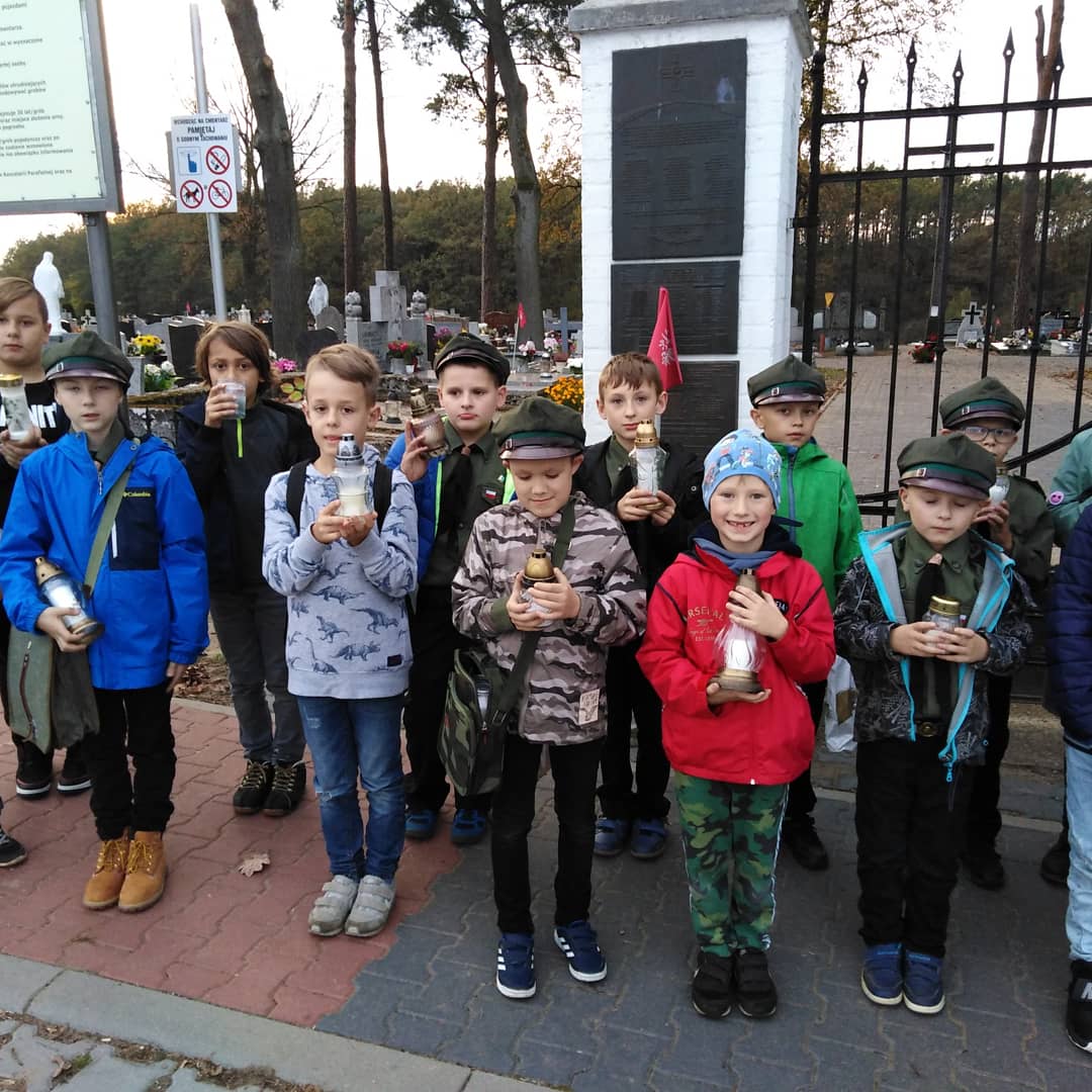 Zuchy z 17 SGZ SuperPandy zapaliły znicze pamięci na cmentarzu w Skokach