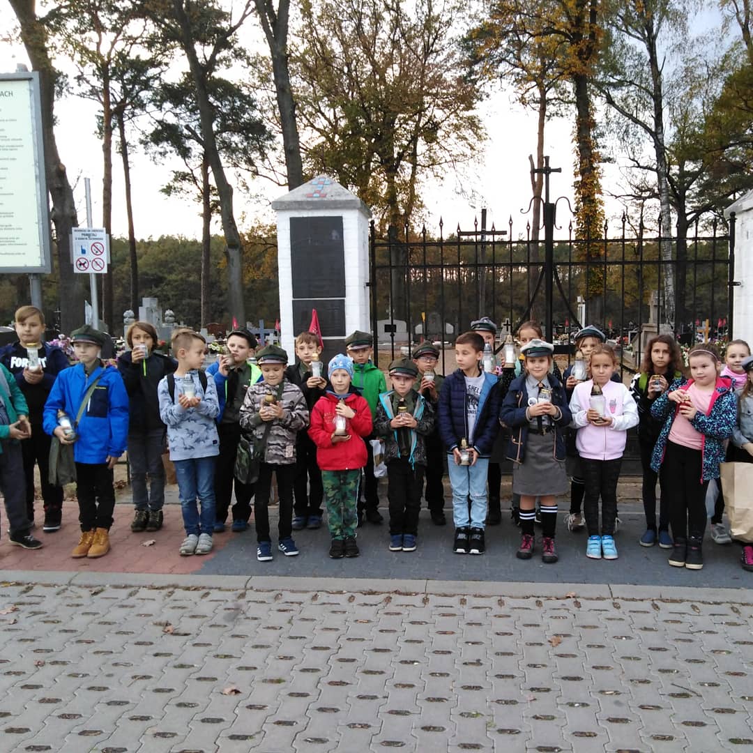 Zuchy z 17 SGZ SuperPandy zapaliły znicze pamięci na cmentarzu w Skokach