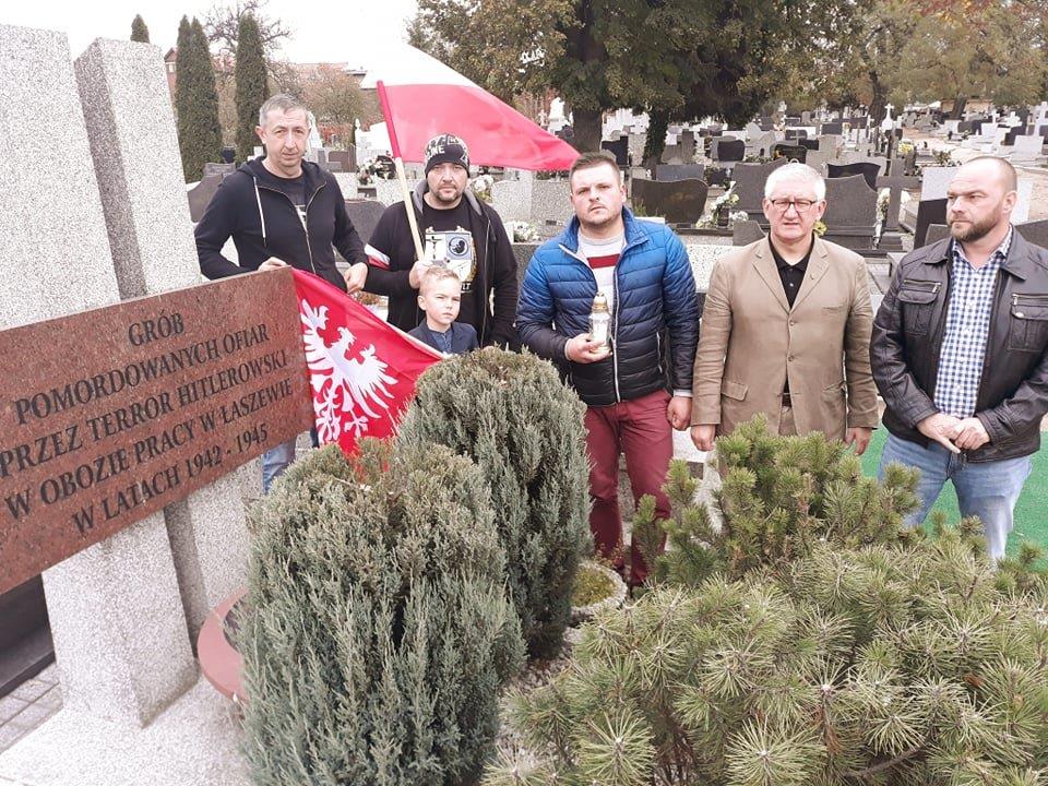 Znicze zapalone w Miejscach Pamięci Narodowej w Pleszewie i okolicach: pod pomnikiem 7 Polaków rozstrzelanych w Boreczku, pod pomnikiem 300 zabitych w obozie pracy w Łaszewie, pod tablicą pamiątkową ku czci zamordowanych na gestapo przy ul. Sienkiewicza w