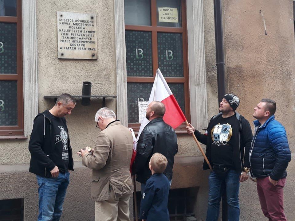 Znicze zapalone w Miejscach Pamięci Narodowej w Pleszewie i okolicach: pod pomnikiem 7 Polaków rozstrzelanych w Boreczku, pod pomnikiem 300 zabitych w obozie pracy w Łaszewie, pod tablicą pamiątkową ku czci zamordowanych na gestapo przy ul. Sienkiewicza w