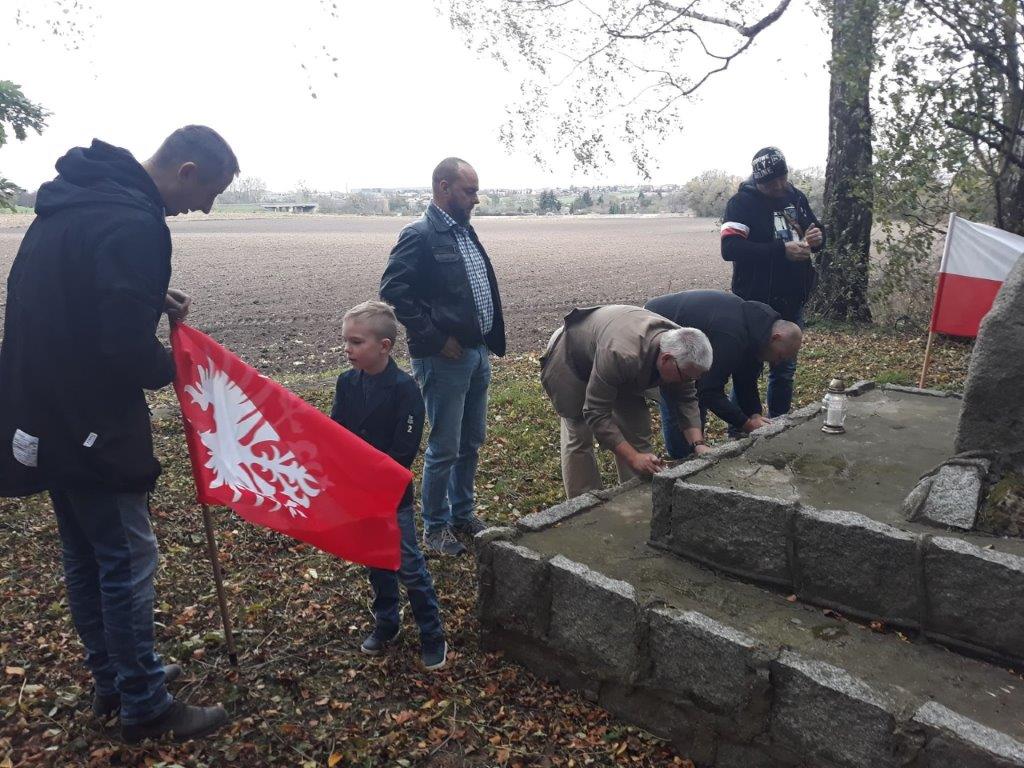 Znicze zapalone w Miejscach Pamięci Narodowej w Pleszewie i okolicach: pod pomnikiem 7 Polaków rozstrzelanych w Boreczku, pod pomnikiem 300 zabitych w obozie pracy w Łaszewie, pod tablicą pamiątkową ku czci zamordowanych na gestapo przy ul. Sienkiewicza w