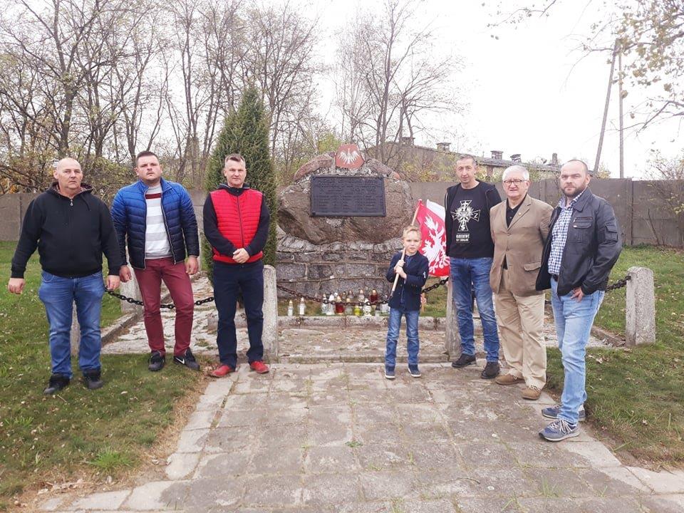 Znicze zapalone w Miejscach Pamięci Narodowej w Pleszewie i okolicach: pod pomnikiem 7 Polaków rozstrzelanych w Boreczku, pod pomnikiem 300 zabitych w obozie pracy w Łaszewie, pod tablicą pamiątkową ku czci zamordowanych na gestapo przy ul. Sienkiewicza w