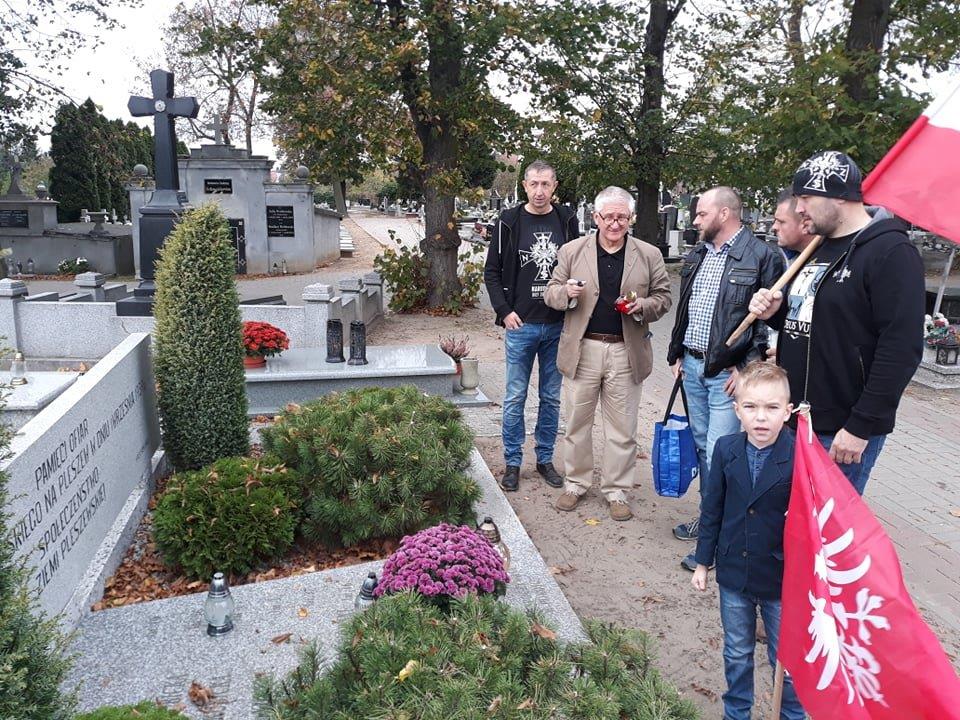 Znicze zapalone w Miejscach Pamięci Narodowej w Pleszewie i okolicach: pod pomnikiem 7 Polaków rozstrzelanych w Boreczku, pod pomnikiem 300 zabitych w obozie pracy w Łaszewie, pod tablicą pamiątkową ku czci zamordowanych na gestapo przy ul. Sienkiewicza w