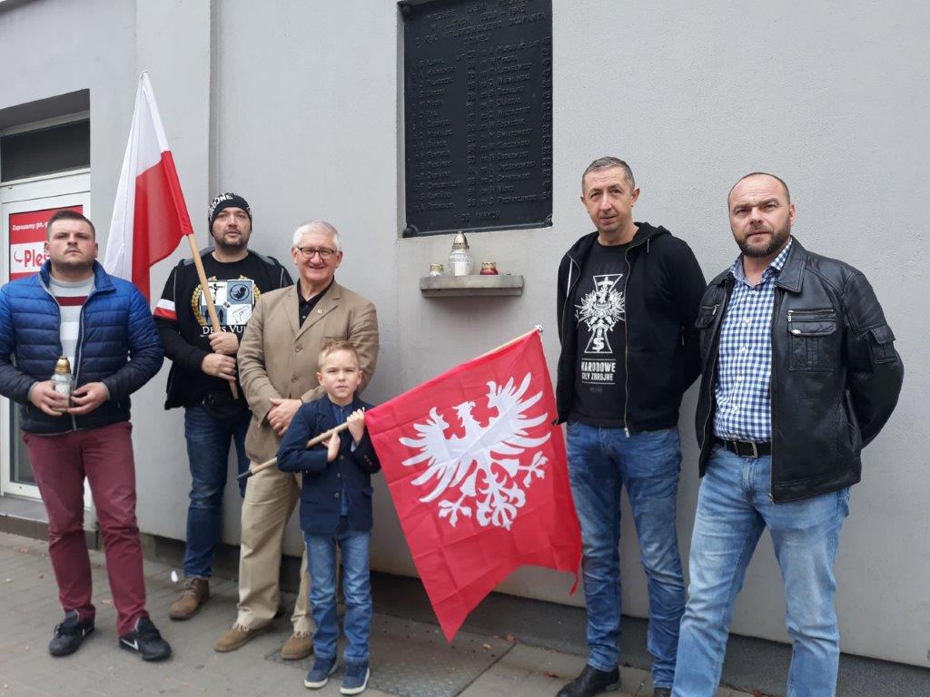 Znicze zapalone w Miejscach Pamięci Narodowej w Pleszewie i okolicach: pod pomnikiem 7 Polaków rozstrzelanych w Boreczku, pod pomnikiem 300 zabitych w obozie pracy w Łaszewie, pod tablicą pamiątkową ku czci zamordowanych na gestapo przy ul. Sienkiewicza w