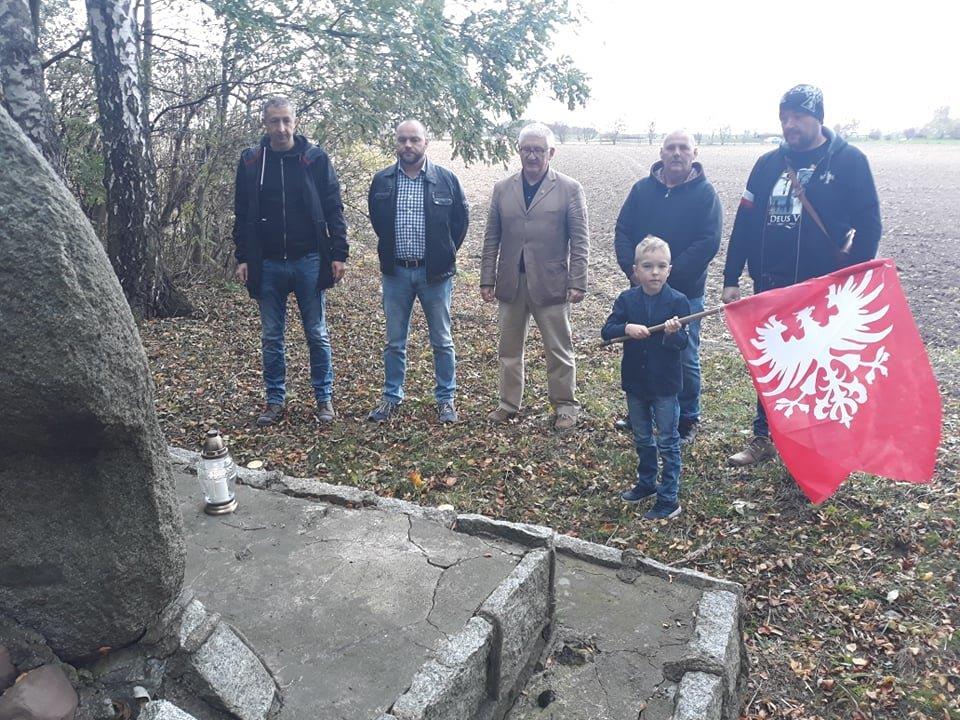 Znicze zapalone w Miejscach Pamięci Narodowej w Pleszewie i okolicach: pod pomnikiem 7 Polaków rozstrzelanych w Boreczku, pod pomnikiem 300 zabitych w obozie pracy w Łaszewie, pod tablicą pamiątkową ku czci zamordowanych na gestapo przy ul. Sienkiewicza w