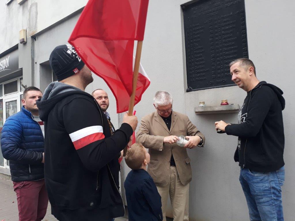 Znicze zapalone w Miejscach Pamięci Narodowej w Pleszewie i okolicach: pod pomnikiem 7 Polaków rozstrzelanych w Boreczku, pod pomnikiem 300 zabitych w obozie pracy w Łaszewie, pod tablicą pamiątkową ku czci zamordowanych na gestapo przy ul. Sienkiewicza w