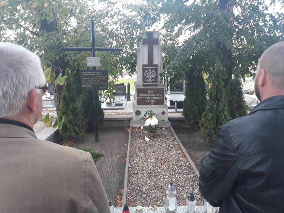 Znicze zapalone w Miejscach Pamięci Narodowej w Pleszewie i okolicach: pod pomnikiem 7 Polaków rozstrzelanych w Boreczku, pod pomnikiem 300 zabitych w obozie pracy w Łaszewie, pod tablicą pamiątkową ku czci zamordowanych na gestapo przy ul. Sienkiewicza w