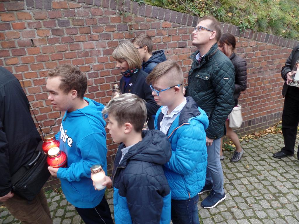 Rodzice i nauczyciele z Zespołu Szkół Specjalnych nr 102 im. Jana Pawła II w Poznaniu, 27.10.2019. wzięli udział w akcji "Zapal znicz pamięci" w Forcie VII.