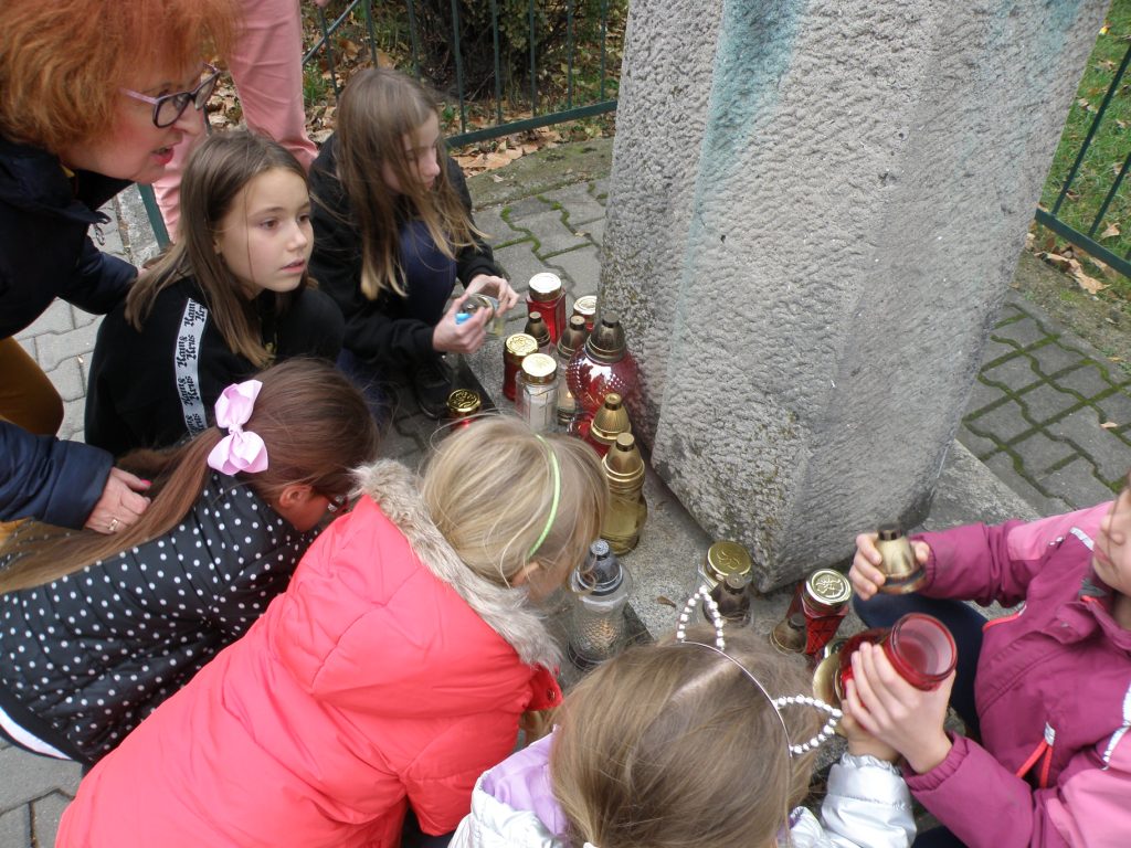 Wychowankowie i nauczyciele wspólnie z dyrektorem OJ nr 2 zapalili symboliczny znicz pamięci pod pomnikiem harcerzy poległych w II Wojnie Światowej. Pomnik znajduje się na terenie Ogrodu Jordanowskiego Nr 2 przy ulicy Bukowskiej.
