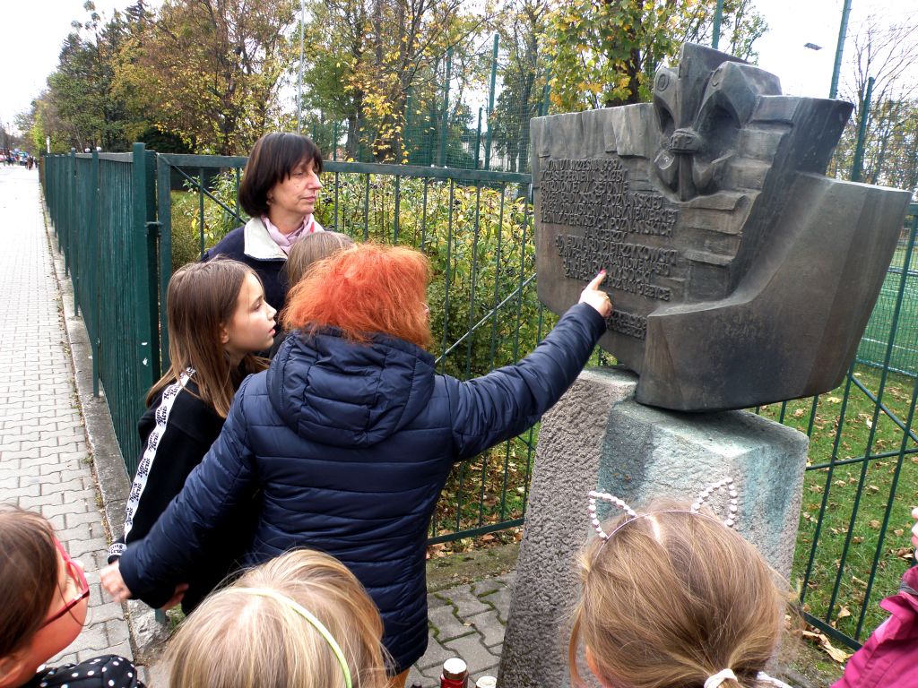 Wychowankowie i nauczyciele wspólnie z dyrektorem OJ nr 2 zapalili symboliczny znicz pamięci pod pomnikiem harcerzy poległych w II Wojnie Światowej. Pomnik znajduje się na terenie Ogrodu Jordanowskiego Nr 2 przy ulicy Bukowskiej.