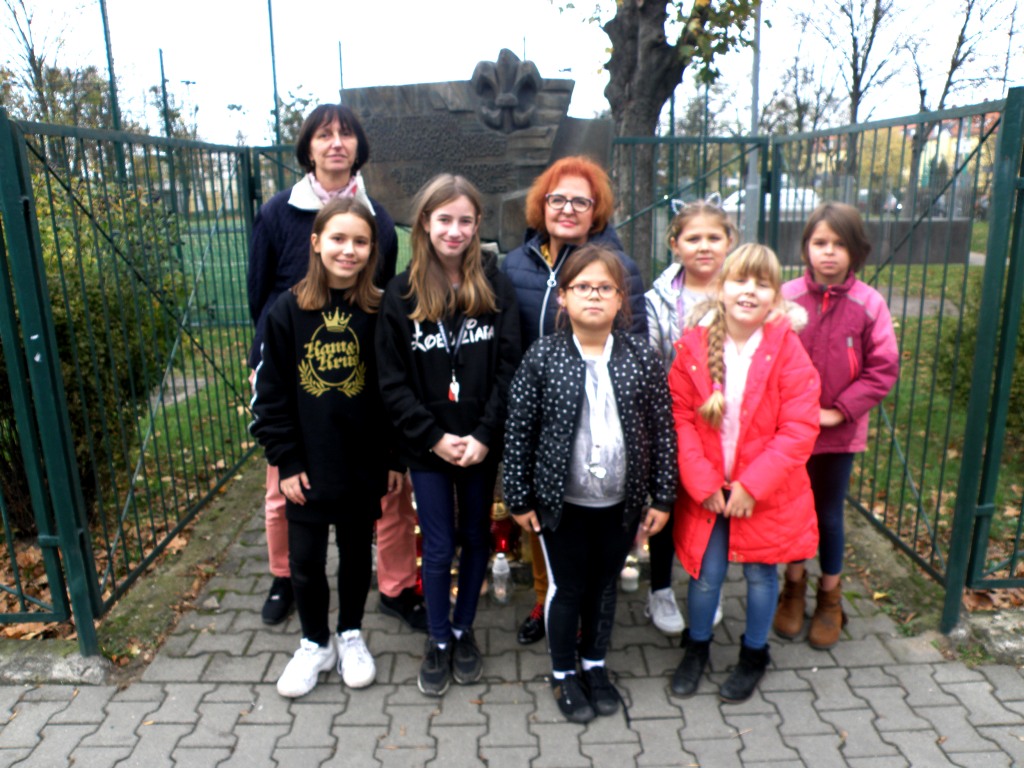 Wychowankowie i nauczyciele wspólnie z dyrektorem OJ nr 2 zapalili symboliczny znicz pamięci pod pomnikiem harcerzy poległych w II Wojnie Światowej. Pomnik znajduje się na terenie Ogrodu Jordanowskiego Nr 2 przy ulicy Bukowskiej.