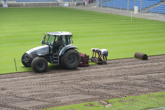 Wymiana murawy na stadionie Lecha - Przemek Modliński