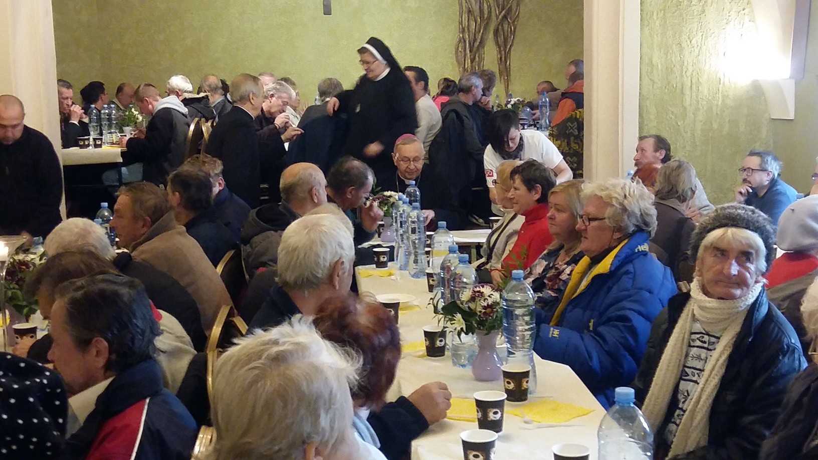 obiad z metropolitą dla bezdomnych caritas - Magdalena Konieczna