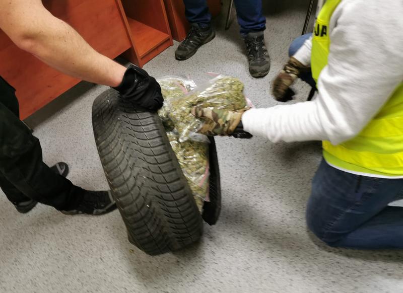 przewoził narkotyki w kole zapasowym - KPP Leszno