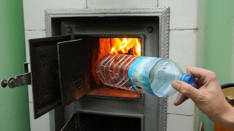 palenie plastiku w piecu - regiodom.pl