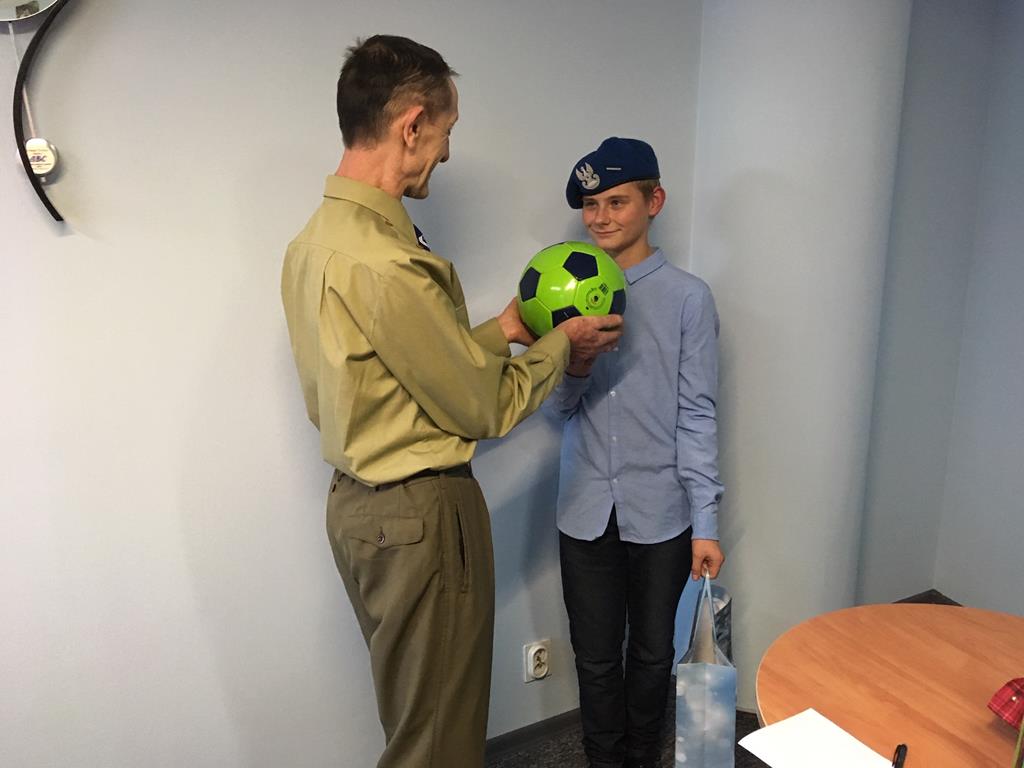 Wiesław Suder wręczył piłkę - Jacek Marciniak