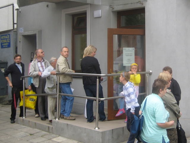 Czekają w kolejce po komputery - Adam Michalkiewicz