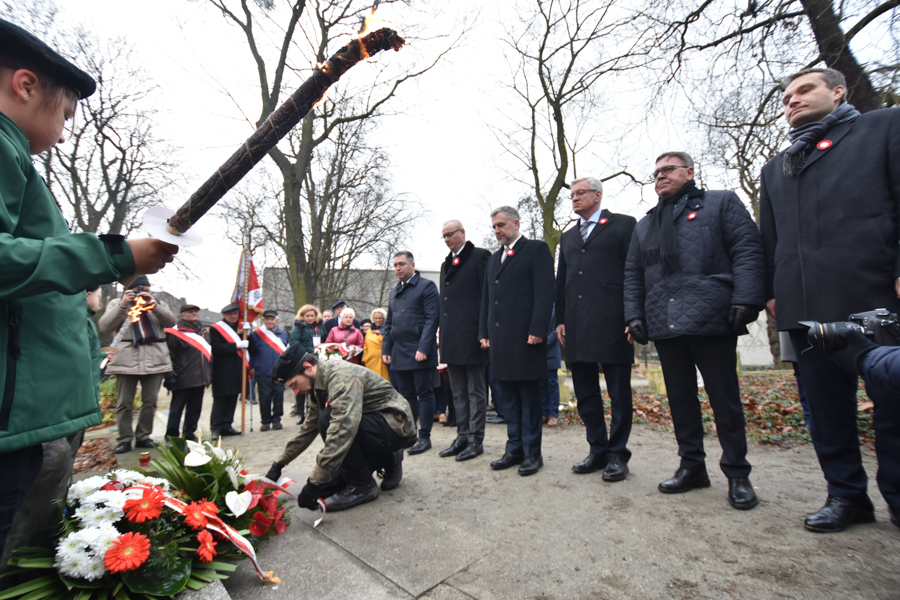 Wojtek Wardejn/Złożenie wiązanek na mogiłach generała Stanisława Taczaka i pułkownika Wincentego Wierzejewskiego